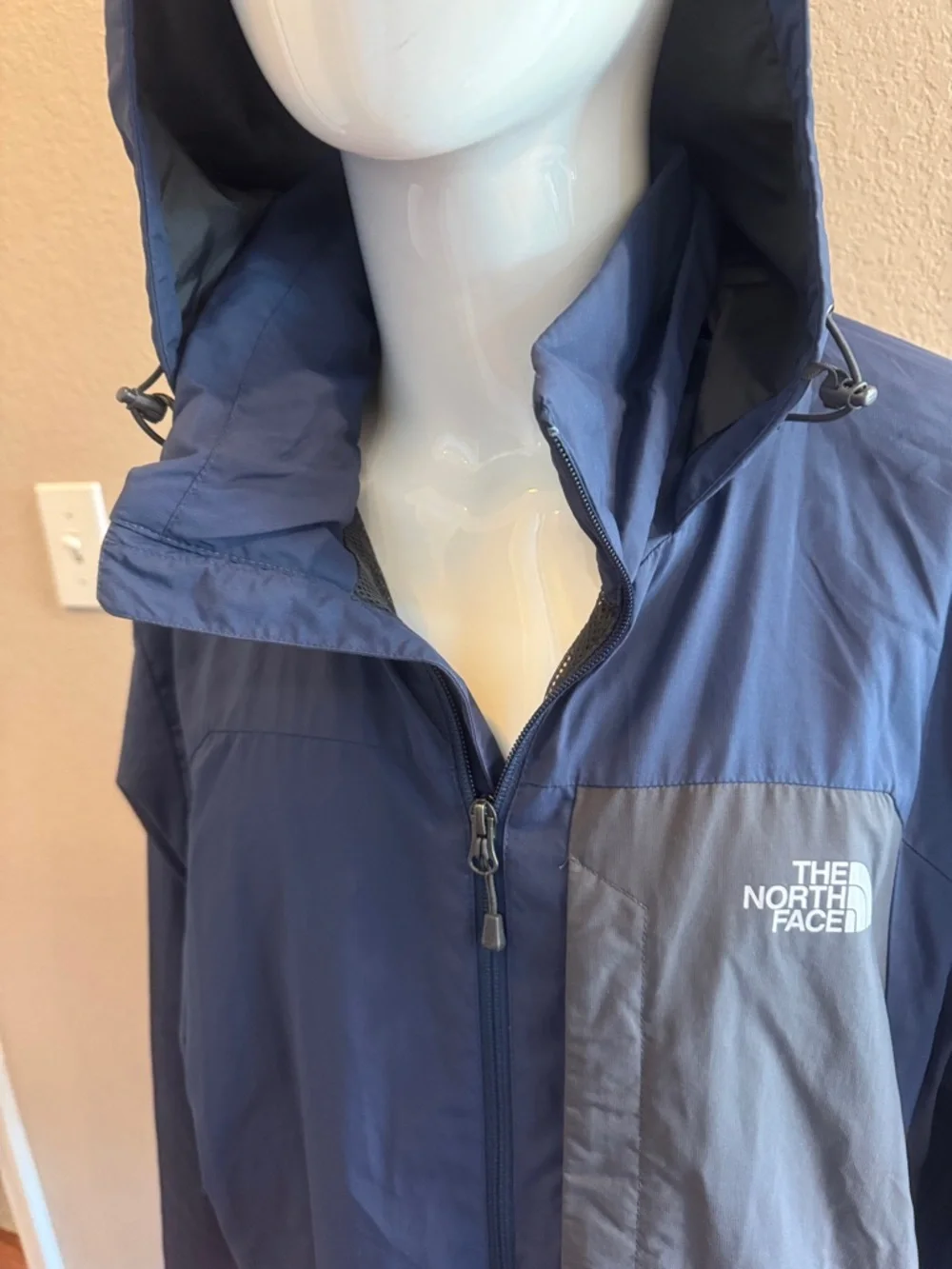 The‎ North Face Men's Navy Hooded Raincoat with Gray Chest Panel size XL